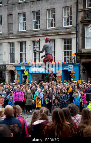 Edinburgh Fringe Festival en 2018, interprète jongle avec des tatouages torche feu Edinburgh, Ecosse, Royaume-Uni Banque D'Images