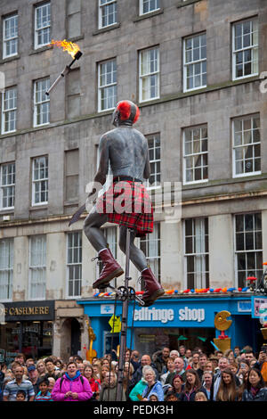 Edinburgh Fringe Festival en 2018, interprète jongle avec des tatouages torche feu Edinburgh, Ecosse, Royaume-Uni Banque D'Images