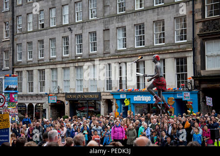 Edinburgh Fringe Festival 2018, interprète avec tatouages joggles flammes Édimbourg, Écosse, Royaume-Uni Banque D'Images