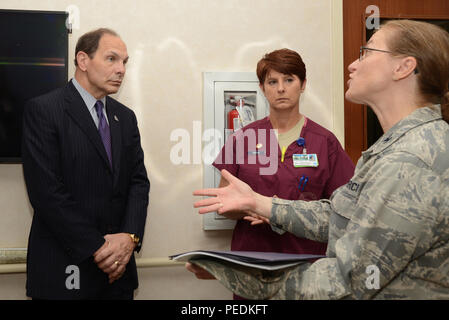 Le colonel Teresa Bisnet, Ministère de la Défense - Anciens combattants et de l'hôpital de coentreprise du groupe médical, commandant de la 673ème et le Major Suzanne Green, 673e service d'urgence du Groupe médical, commandant de vol sur Joint Base Elmendorf-Richardson, Alaska, parler avec Robert McDonald, secrétaire des Affaires des anciens combattants, dans le cadre d'une tournée autour de DoD/VA à l'hôpital de coentreprise, le 11 août, 2015. (U.S. Air Force photo/Airman Christopher R. Morales) Banque D'Images