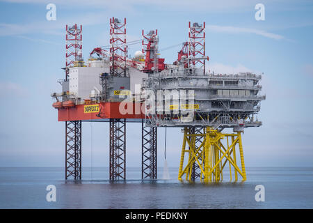 Seafox 2 levé à côté de Z03 Extension Walney substation durant la phase de construction de l'Extension Walney parc éolien offshore en mer d'Irlande Banque D'Images