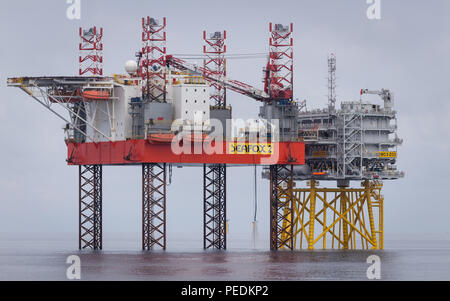 Seafox 2 levé à côté de Z03 Extension Walney substation durant la phase de construction de l'Extension Walney parc éolien offshore en mer d'Irlande Banque D'Images