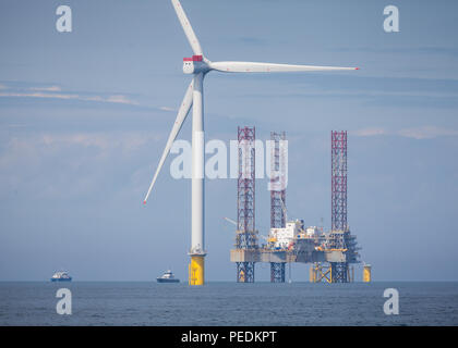 Les chantiers de construction en mer, bateau à l'aide d'un cric d'installation, l'installation d'éoliennes sur la race Bank parc éolien offshore au cours de la construction en 2017 Banque D'Images