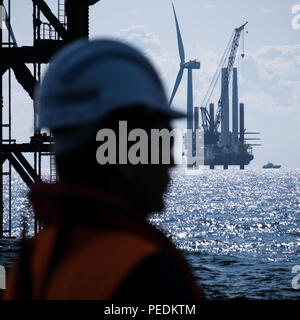 Les chantiers de construction en mer, bateau à l'aide d'un cric d'installation, l'installation d'éoliennes sur la race Bank parc éolien offshore au cours de la construction en 2017 Banque D'Images