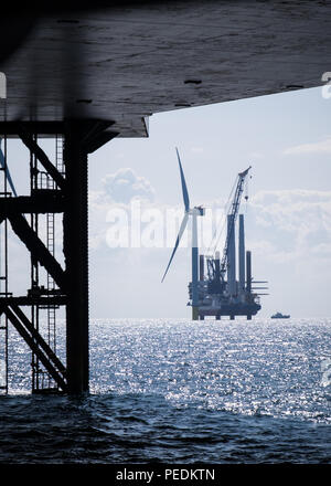 Les chantiers de construction en mer, bateau à l'aide d'un cric d'installation, l'installation d'éoliennes sur la race Bank parc éolien offshore au cours de la construction en 2017 Banque D'Images