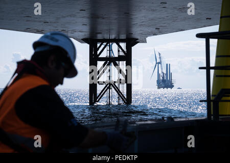 Les chantiers de construction en mer, bateau à l'aide d'un cric d'installation, l'installation d'éoliennes sur la race Bank parc éolien offshore au cours de la construction en 2017 Banque D'Images