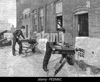 Gravure en noir et blanc montrant deux hommes à l'aide d'une paire d'Edison Electric Rock Drills à percer dans des blocs en pierre monté à la base d'un grand bâtiment en brique, de Volume 65, numéro 20 de la revue 'Scientific American', 1891. Avec la permission de Internet Archive. () Banque D'Images