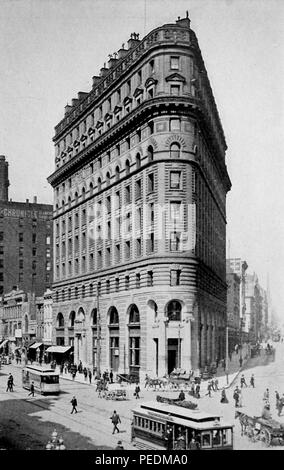 Photographie noir et blanc montrant le début du xxe siècle, Crocker, construite en une forme En coin sur un coin de rue de la ville, avec les tramways et les personnes visibles dans le premier plan, le bâtiment a été détruit par un tremblement de terre et le feu, à partir du volume "l'histoire de la catastrophe de San Francisco et le Vésuve, d'Horreur ' écrit par Charles Eugene Banques, et Percival Opie lire, et publié à Chicago, 1906. Avec la permission de Internet Archive. () Banque D'Images