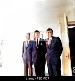 Le président des États-Unis John F. Kennedy se distingue avec ses frères Robert Kennedy et Ted Kennedy à la Maison Blanche à Washington, DC, le 28 août 1963. Remarque : l'image a été colorisée numériquement à l'aide d'un processus moderne. Les couleurs peuvent ne pas être exacts à l'autre. ()