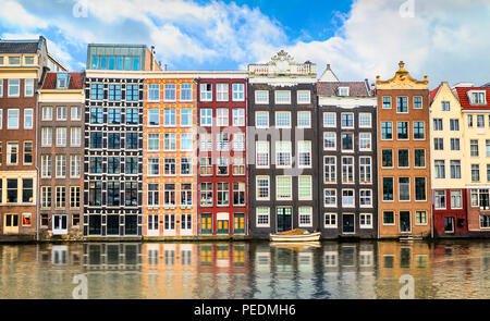 De vieux bâtiments traditionnels à Amsterdam, Pays-Bas Banque D'Images