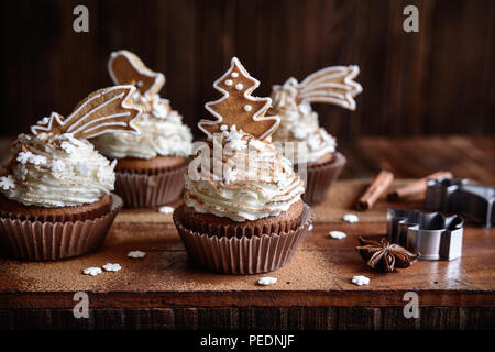 D'épices maison décorée avec des petits gâteaux et biscuits de Noël à la cannelle et saupoudre de flocon Banque D'Images