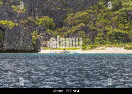 Petit bateau philippin sur plage de sable fin de island Banque D'Images