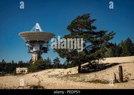 Un grand radiotélescope soviétique abandonné près de ville militaire Irbene en Lettonie. Ancien super-secret de l'armée soviétique d'espionnage de l'espace objet.Maintenant plus grande radio téléphone Banque D'Images