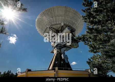 Un grand radiotélescope soviétique abandonné près de ville militaire Irbene en Lettonie. Ancien super-secret de l'armée soviétique d'espionnage de l'espace objet.Maintenant plus grande radio téléphone Banque D'Images