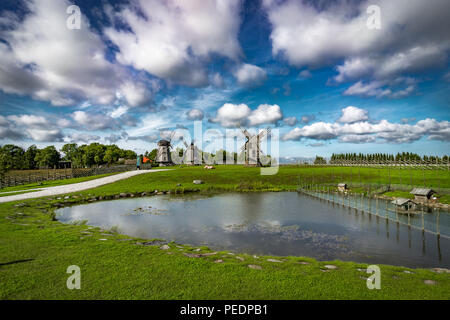 Vue d'ensemble de vieux moulins à Windmill Hill Angla sur une journée ensoleillée avec ciel bleu et nuages à Saaremaa. Photo prise en Estonie Banque D'Images