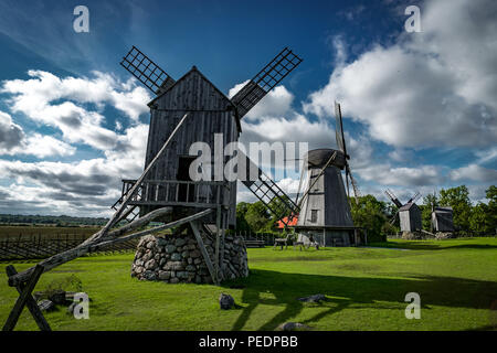 Vue d'ensemble de vieux moulins à Windmill Hill Angla sur une journée ensoleillée avec ciel bleu et nuages à Saaremaa. Photo prise en Estonie Banque D'Images