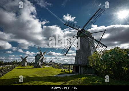 Vue d'ensemble de vieux moulins à Windmill Hill Angla sur une journée ensoleillée avec ciel bleu et nuages à Saaremaa. Photo prise en Estonie Banque D'Images