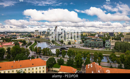 Tallin Estonie drone aérien image à partir de la colline de Toompea avec vue de l'Eglise du Dôme. Photo prise à Tallinn, Estonie Banque D'Images