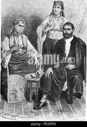 Photographie noir et blanc représentant le peuple juif, originaire de Tanger, Maroc, la femme à gauche porte une longue jupe avec un élément richement brodé - passant de l'ourlet, un long collier de perles et un foulard avec une borne d'un côté, le barbu porte une large ceinture sur son long manteau ou djellaba, et une kippa sur la tête, la femme debout dans l'arrière-plan aussi porte un couvre-chef et du 19e siècle robe tunisienne avec une large ceinture, dessiné par Emile Bayard à partir d'une photographie originale, et publié dans l'ouvrage de John Clark Ridpath 'Ridpath's l'histoire universelle", 1897. Co Banque D'Images
