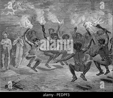 Photographie noir et blanc représentant un groupe de Guinée hommes tenant des torches allumées et la danse en cercle, tandis que d'autres chiffres regard sur de l'arrière-plan, y compris une paire de hommes à l'extrême-gauche qui semblent assumer instruments locaux, publié dans le volume de bois John George 'Les Barbares de courses hommes dans tous les pays du monde, d'être un compte rendu exhaustif de leurs habitudes et de leurs coutumes, et de leur développement physique, social, mental, moral et religieux des', 1871. Avec la permission de Internet Archive. () Banque D'Images