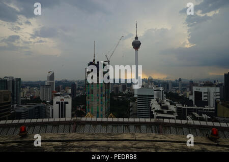 Photos prises le 27 octobre 2017 à Kuala Lumpur, Malaisie. Kuala Lumpur Malaisie Panorama Ville d'hélisurface pendant la nuit Banque D'Images