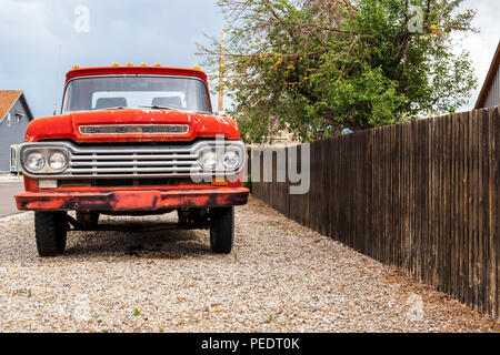 Un pick-up Ford ; lattes en bois ; clôture ; Salida Colorado ; USA Banque D'Images