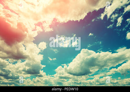 Beau fond de ciel nuageux. Le soleil brille à travers les nuages Banque D'Images