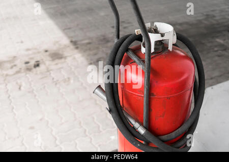 Bouteille de gaz rouge cylindre avec tube noir Banque D'Images