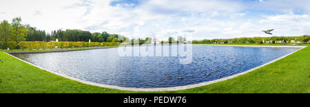 Le parc à pied à Peterhof, le 14 septembre 2016, Saint-Pétersbourg, Russie Banque D'Images