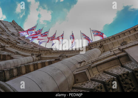 Mall, Londres, UK - 8 juin 2018 : à la recherche jusqu'à l'un des drapeaux décorant l'Admiralty Arch au début de la Mall, au centre de Londres. Banque D'Images