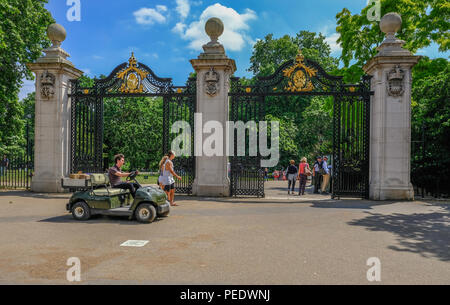 Mall, Londres, UK - 8 juin 2018 : voir des magnifiques portes Malborough sur le Mall dans le centre de Londres, l'entrée au parc avec un homme conduisant un rendez-vous Banque D'Images