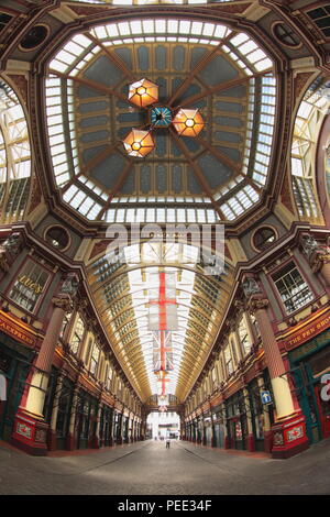 Le centre de l'intérieur de l'époque victorienne restaurée couvert Leadenhall Market à Londres prises avec objectif fish-eye. Leadenhall Market remonte au 14e siècle. Banque D'Images