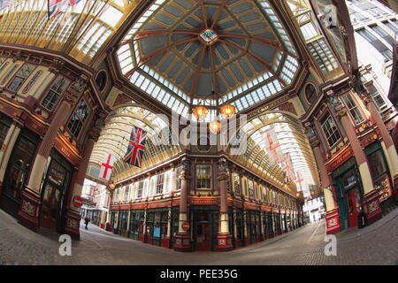 Le centre de l'intérieur de l'époque victorienne restaurée couvert Leadenhall Market à Londres prises avec objectif fish-eye. Leadenhall Market remonte au 14e siècle. Banque D'Images