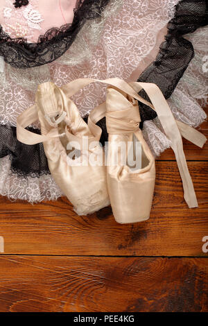 Les pointes utilisées chaussures de ballet avec la jupe tutu sur fond de bois Banque D'Images