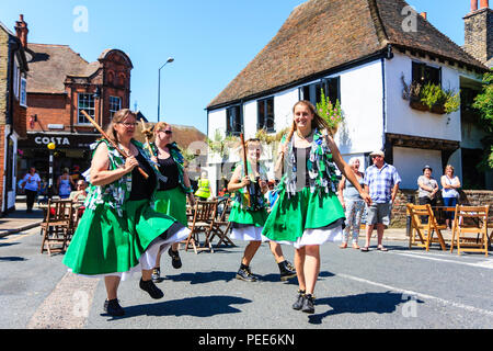 Danse folklorique traditionnel anglais, les femmes de l'Offcumduns Boucher du côté de la danse, la danse dans la rue à la Folk Festival Ale et Sandwich. Banque D'Images