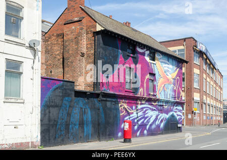 Vieux bâtiment en briques rouges en Meriden Street, Birmingham Digbeth, peint en couleurs vives Banque D'Images