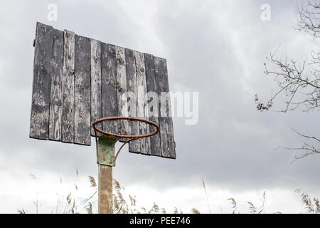 Ancien panneau de basket-ball et basket. Panneau de basket-ball déserte sur un fond d'arbres. Banque D'Images