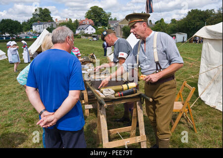 World War One living history reenactors armes montrent aux visiteurs à Hay-on-Wye Powys Pays de Galles UK Banque D'Images