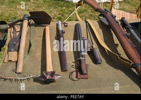 La Seconde Guerre mondiale, une reconstitution de l'histoire de vie de soldats d'armes et d'outils à Hay-on-Wye Powys Pays de Galles UK Banque D'Images