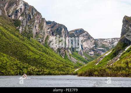 Les touristes à bord du West II pour une chute et l'observation de la faune voyage sur l'étang Western Brook dans le parc national du Gros-Morne, à Terre-Neuve. Banque D'Images