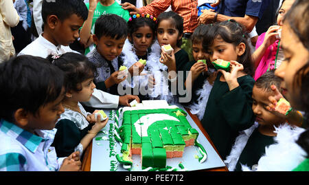 Le Sri Lanka. Août 14, 2018. Les enfants mangent des gâteaux pour célébrer au cours de la 71e Journée de l'indépendance qui a eu lieu au Haut-commissariat du Pakistan, Colombo, Sri Lanka, le mardi 14 août 2018. Credit : Pradeep Dambarage/Pacific Press/Alamy Live News Banque D'Images