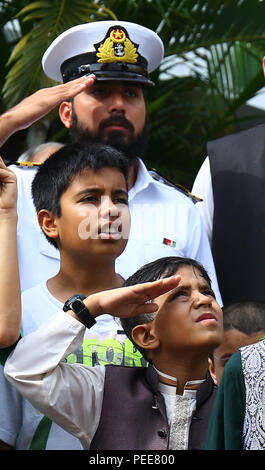 Le Sri Lanka. Août 14, 2018. Un garçon et le Pakistan salue comme officier de la Marine au cours de la 71e Journée de l'indépendance qui a eu lieu au Haut-commissariat du Pakistan, Colombo, Sri Lanka, le mardi 14 août 2018. Credit : Pradeep Dambarage/Pacific Press/Alamy Live News Banque D'Images