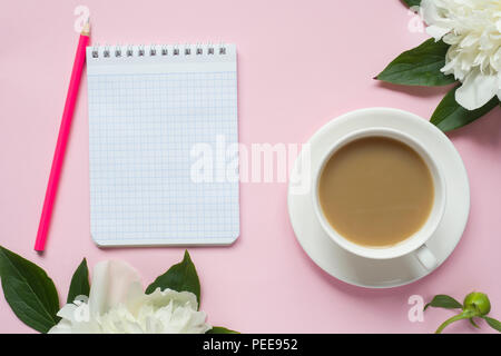 Le bloc-notes de fleurs de cerisier blanc texte pivoine baies sur fond rose pastel Banque D'Images