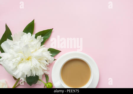 Le bloc-notes de fleurs de cerisier blanc texte pivoine baies sur fond rose pastel Banque D'Images