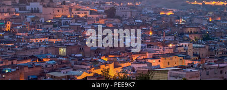 Nuit sur une ancienne partie de la ville de Fes. Le Maroc. L'Afrique. Banque D'Images