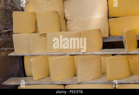 Des coupes ou kashkaval kasseri en vente sur l'étagère Banque D'Images
