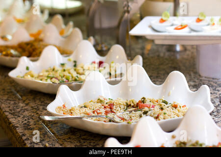 Petit-déjeuner buffet à l'hôtel. Salade de riz et des apéritifs dans les bols blanc Banque D'Images