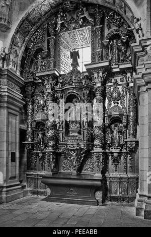 Chapelle avec une sculpture de la Vierge Marie et le Niño Jesus, dans la Cathédrale de Tui, Pontevedra, Galice, Espagne, Europe Banque D'Images