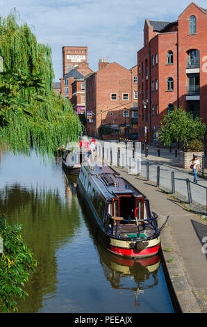 Chester, Royaume-Uni : Aug 6, 2018 : le canal de Shropshire Union passe par Chester. La ville est un endroit populaire pour les bateaux étroits d'amarrer. Banque D'Images