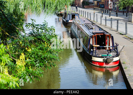 Chester, Royaume-Uni : Aug 6, 2018 : le canal de Shropshire Union passe par Chester. La ville est un endroit populaire pour les bateaux étroits d'amarrer. Banque D'Images